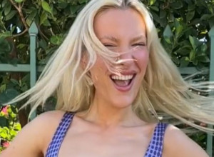 PLAVUŠA IZAZVALA BURU ZBOG IZGLEDA! Godinama nije nosila brushalter i evo šta joj se dogodilo! (FOTO)