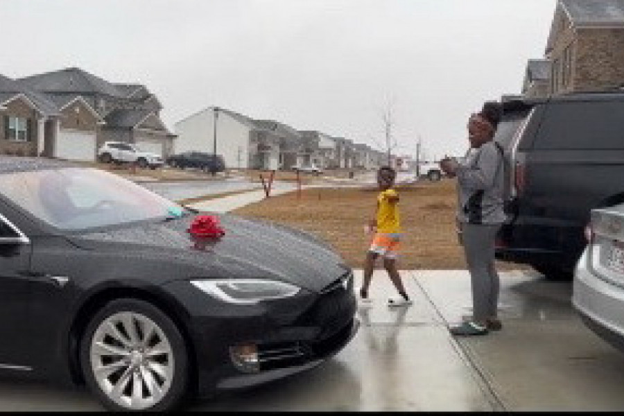 KUPILI SU ĆERKI ZA 16. ROĐENDAN AUTOMOBIL OD 60.000 DOLARA: Ona je izašla ispred kuće, ali kada je skinula povez s očiju usledio je šok i neverovatna scena! (VIDEO)