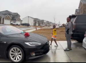 KUPILI SU ĆERKI ZA 16. ROĐENDAN AUTOMOBIL OD 60.000 DOLARA: Ona je izašla ispred kuće, ali kada je skinula povez s očiju usledio je šok i neverovatna scena! (VIDEO)