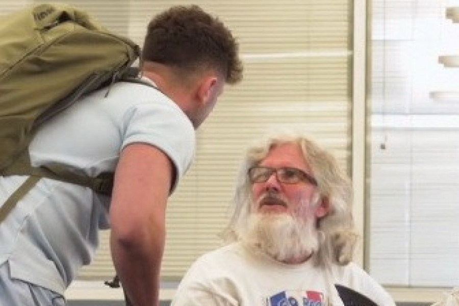 PRIŠAO JE ČOVEKU I ZATRAŽIO MU NOVAC, NAKON ČEGA JE USLEDIO VELEOBRT: Ono što se dogodilo vremešni gospodin nije mogao ni da sanja! (VIDEO)