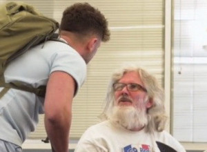 PRIŠAO JE ČOVEKU I ZATRAŽIO MU NOVAC, NAKON ČEGA JE USLEDIO VELEOBRT: Ono što se dogodilo vremešni gospodin nije mogao ni da sanja! (VIDEO)