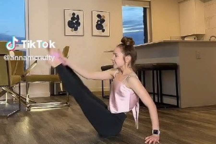 ONA JE NAJRAZGIBANIJA DEVOJKA NA SVETU! Kako je moguće da su joj noge ovde završile? (VIDEO)