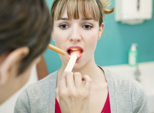 ZNACI NA JEZIKU KOJI MOGU DA BUDU RAK! I još 4 druga simptoma na koja morate da obratite pažnju!