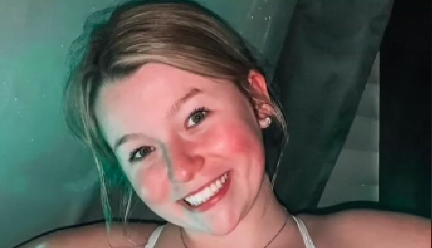 NAPADAJU ME ZBOG PRIRODNO OGROMNIH GRUDI: Nastavnici me teraju da leti nosim jaknu, a drugarice da se zakopčam kada im dečko nailazi! (FOTO/VIDEO)