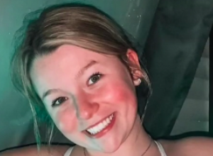 NAPADAJU ME ZBOG PRIRODNO OGROMNIH GRUDI: Nastavnici me teraju da leti nosim jaknu, a drugarice da se zakopčam kada im dečko nailazi! (FOTO/VIDEO)