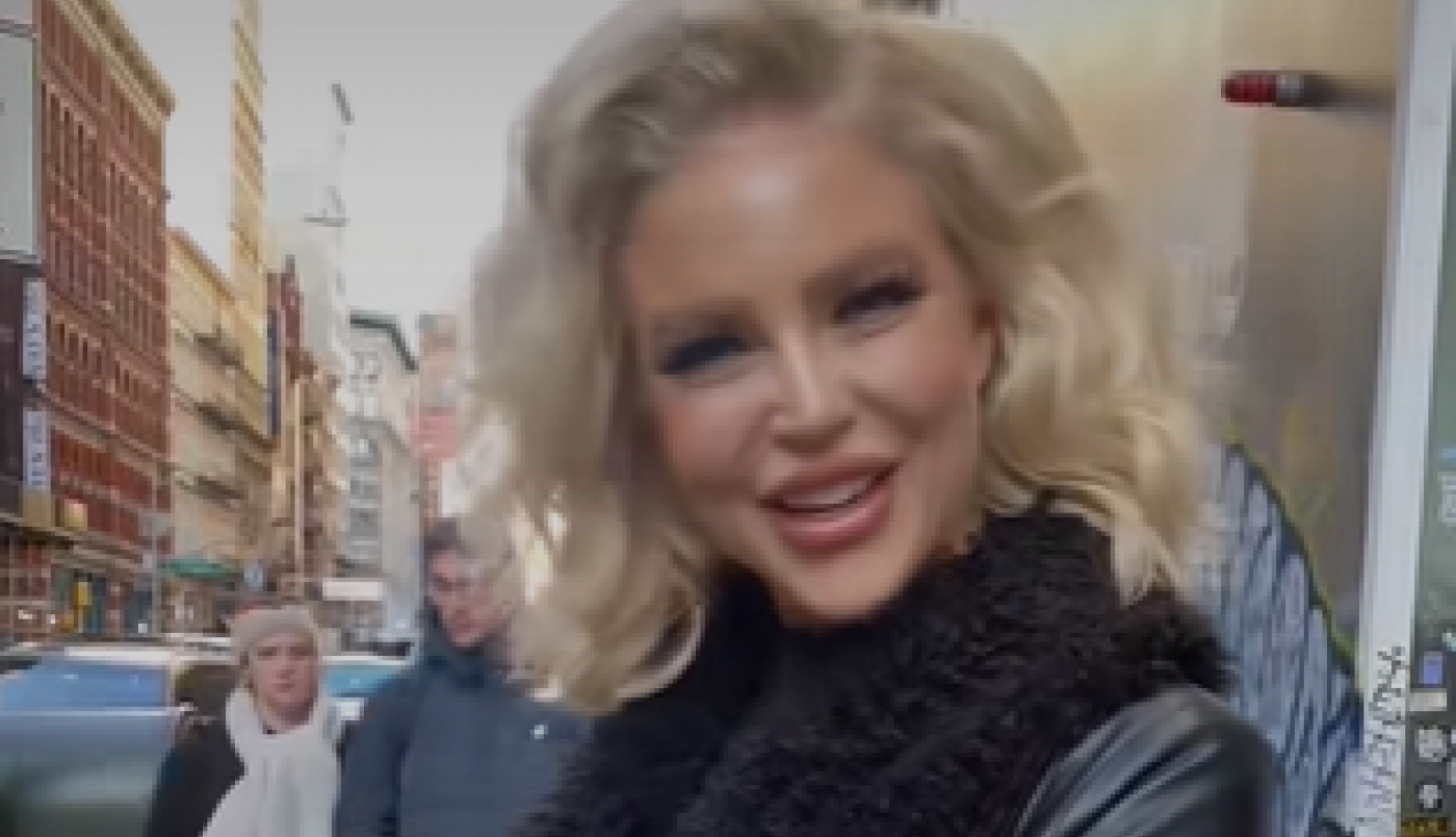 ZAPAZIO JE PLAVUŠU KAKO ŠETA TIK UZ NJEGA I ZAMOLIO JE DA JE FOTOGRAFIŠE: A onda je ona otvorila mantil, nije mogao ni da sanja šta ima ispod! (FOTO/VIDEO)