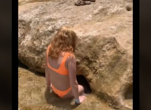 SUNČALA SE NA STENI, A ZATIM NESTALA KROZ MINIJATURNU RUPU! Gledaoci u šoku: Tuda ni mačka ne bi uspela da se provuče, šta se desilo? (VIDEO)