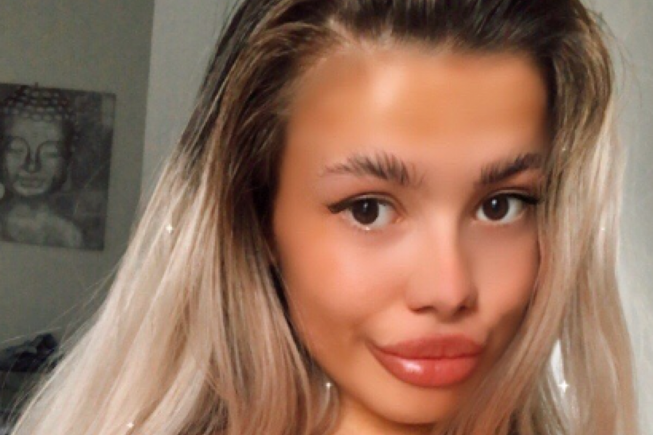 NAJURILI SU ME S POSLA I OPTUŽILI DA IM IZGLEDOM OMETAM MUŠTERIJE: Ova plavuša nema obline, niti se oblači provokativno, ali zbog jedne stvari je trn u oku svima! (FOTO/VIDEO)