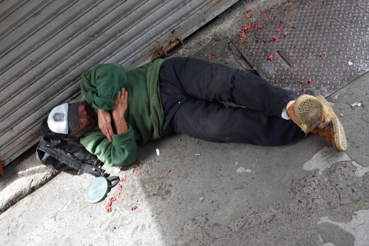 BIO JE BESKUĆNIK RAZOČARAN U ŽIVOT,  A ONDA GA JE ONA PRONAŠLA: Evo kako danas izgleda čovek koji je u jednom trenutku u životu izgubio sve! (FOTO)