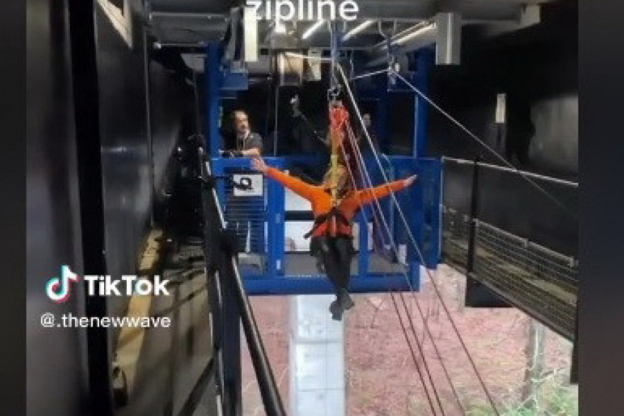 MISLILA JE DA JE NA ZIP LAJNU ALI, ALI ONDA JE USLEDIO ŠOK: Devojka će ovo što joj se dogodilo pamtiti do kraja života, ni najhrabrijima nije svejedno! (VIDEO)