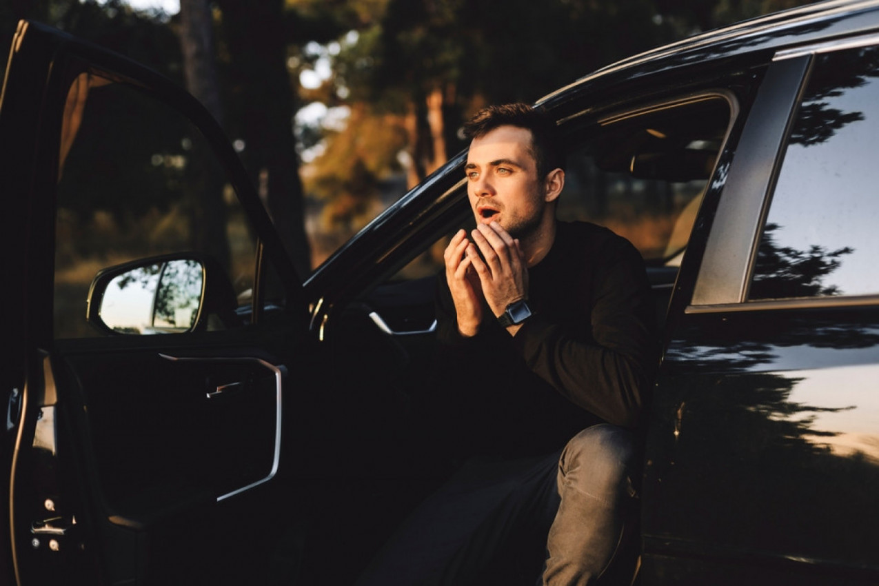 NAZOVI ME, TRUDNA SAM! Muškarac u Hrvatskoj zatekao je šokantnu poruku na kolima, svi bruje o ovom skandalu! (FOTO)