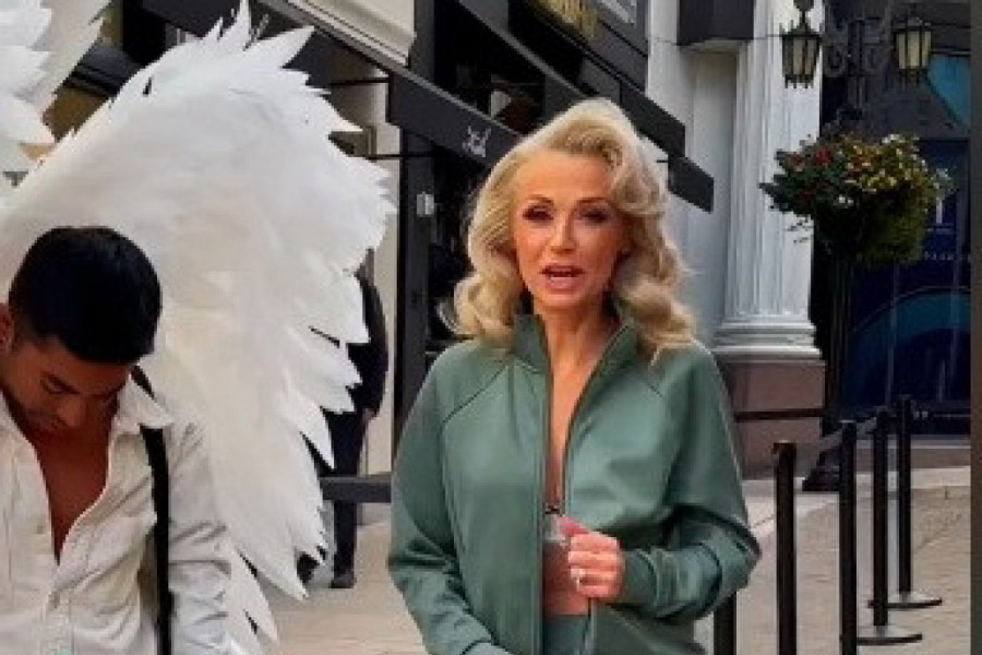 IMA 60 GODINA I SKINULA SE NASRED ULICE: Ljudi nisu znali u šta pre da gledaju, kako je moguće da tako izgleda, a kad joj je prišao muškarac usledio je dodatni šok