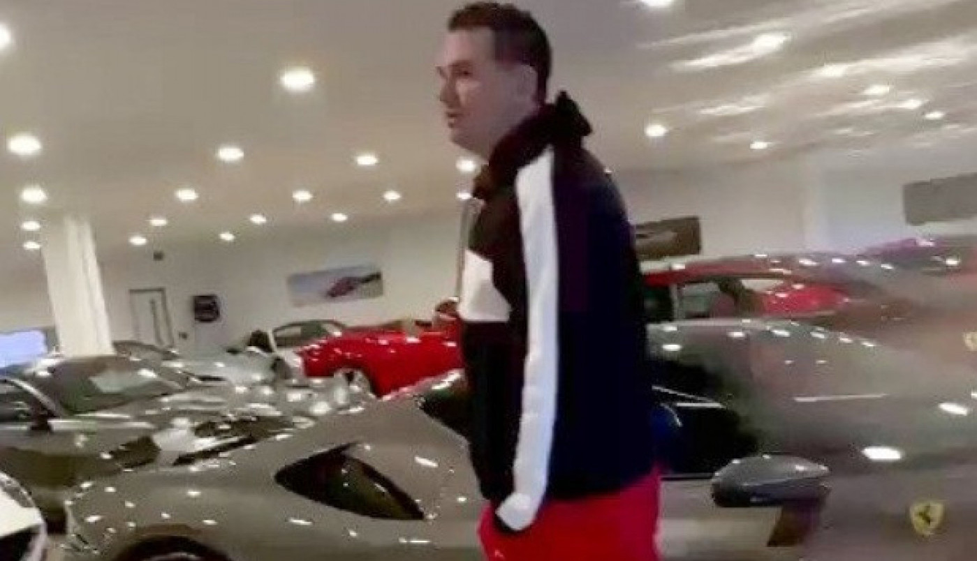 U TRENERCI I PATIKAMA JE UŠETAO U SALON NAJLUKSUZNIJIH AUTOMOBILA: Usledila je šokantna scena, reakcija prodavaca ga je zaprepastila, nisu ni slutili KO JE ON! (FOTO)