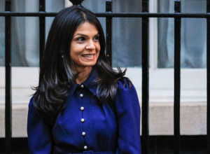 SUPRUGA BRITANSKOG PREMIJERA U KUĆNIM PAPUČAMA NA ULICI: Milionerka ruši sve predrasude, a njihova cena ostavlja bez teksta! (FOTO)