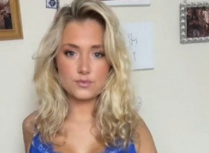 IMAM PRIRODNO OGROMNE GRUDI, A KAD MI PRIĐE NEKI DOBAR FRAJER S NJIMA SE DESI HAOS: Ova plavuša otkrila je detalje o bujnom poprsju koje je malo ko mogao da zamisli! (FOTO)