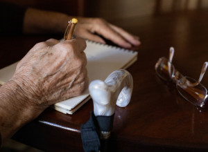 STARICA JE PRED SMRT IZMENILA TESTAMENT I ŠOKIRALA OČAJNU PORODICU: U neverici ne mogu da prihvate kome je ostavila milione evra i to samo iz jednog razloga!