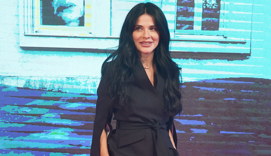 SRPSKA VODITELJKA VODILA EMISIJU U OBUĆI OD KOJE BUKVALNO ZASTAJE DAH: Jeste li ikada videli duže?! (FOTO)