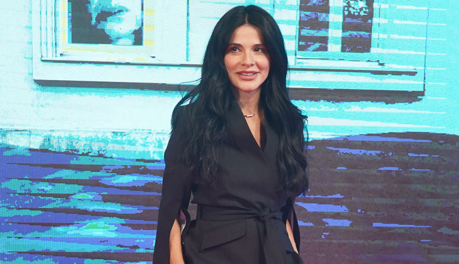 SRPSKA VODITELJKA VODILA EMISIJU U OBUĆI OD KOJE BUKVALNO ZASTAJE DAH: Jeste li ikada videli duže?! (FOTO)