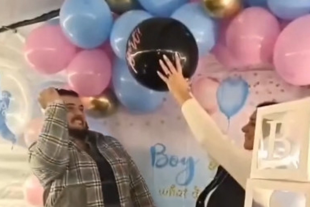 S NESTRPLJENJEM SU ČEKALI DA SAZNAJU POL BEBE, A ONDA JE BALON PROBUŠEN: Otac je u agoniji počeo da urla, lomi sve pred sobom i pesniči poklone! (FOTO VIDEO)