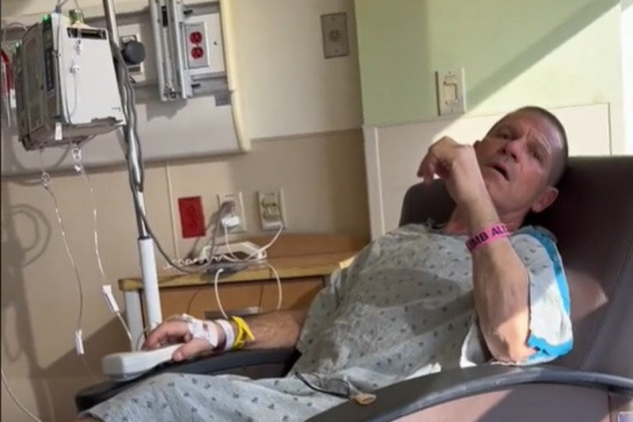 NAKON OPERACIJE U NJEGOVU SOBU JE UŠETALA ŽENA KOJA MU JE DALA BUBREG: Kada je video o kome se radi suze su same počele da mu liju niz lice, grcao je i nije mogao da izusti ni reč! (VIDEO)