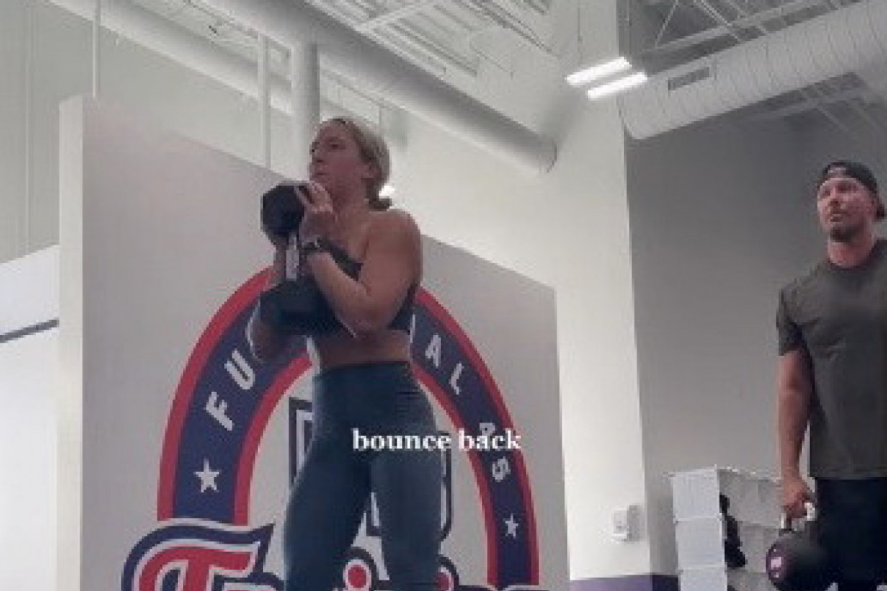 DA LI STE IKADA VIDELI OVAKVU PROSVETNU RADNICU? Muškarci joj poručuju: Išao bih kod tebe na svaki čas, a o njenim snimcima iz kreveta bruji svet! (VIDEO)