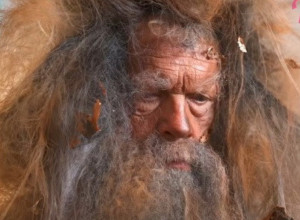 PRONAŠAO GA JE UNAKAŽENOG, PRLJAVOG, ZAPUŠTENOG, IZ BRADE MU JE VADIO OSTATKE ĐUBRETA: Transformacija beskućnika ostavila je na hiljade ljudi u suzama, evo ko se krio iza njega! (VIDEO)