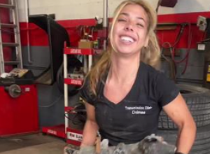 ONA JE PO ČITAV DAN UMAZANA ULJEM, žene kad je vide smrznu se, a muškarci namerno kvare automobile! Zaoprepastiće vas čime se bavi ova devojka! (FOTO/VIDEO)