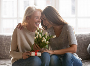 OBRADUJTE SVOJU MAJKU NA PRAVI NAČIN! Pitate se šta da joj poklonite za 8. mart, s ovim poklonima nećete pogrešiti! (FOTO)
