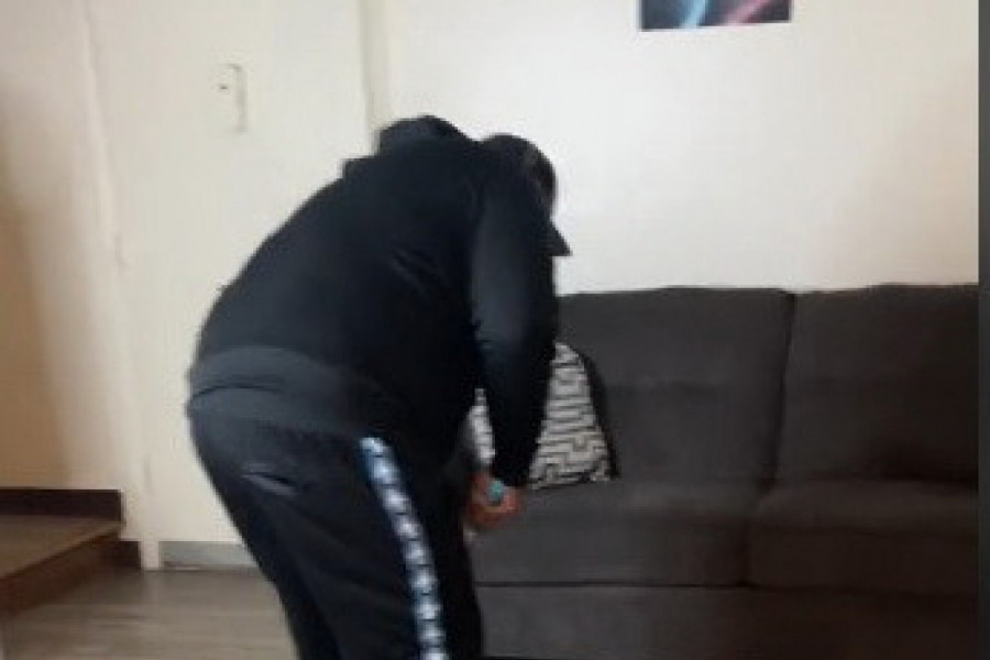 ČISTIO JE KUĆU A KADA SE OKRENUO UGLEDAO JE ZASTRAŠUJUĆI PRIZOR: Muškarac je bio izbezumljen, na sve načine je pokušao da se odbrani! (VIDEO)