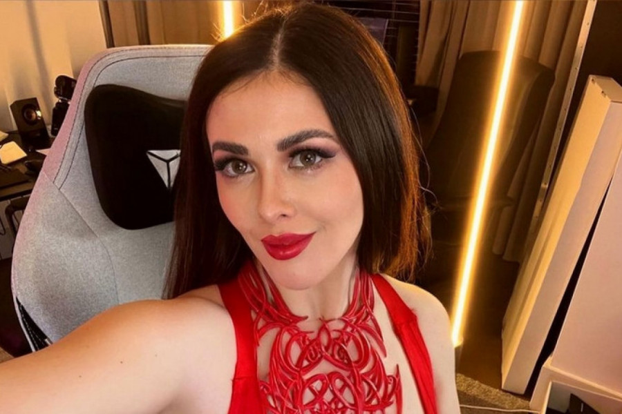 BIBLIOTEKARKA REŠILA DA SVOJE VELIKE GRUDI ISKORISTI ZA NOVI BIZNIS: Otkriva koje poze u krevetu su najbolje prema obdarenosti partnera! (FOTO)