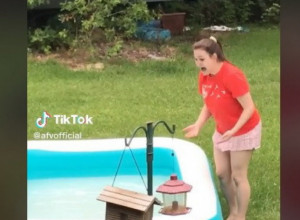 BILA JE KOD BAZENA, A ONDA JE IZ NJEGA NEŠTO IZRONILO! Vrisnula je od šoka, ali kada je pokušala da reaguje tek je usledio haos! (VIDEO)