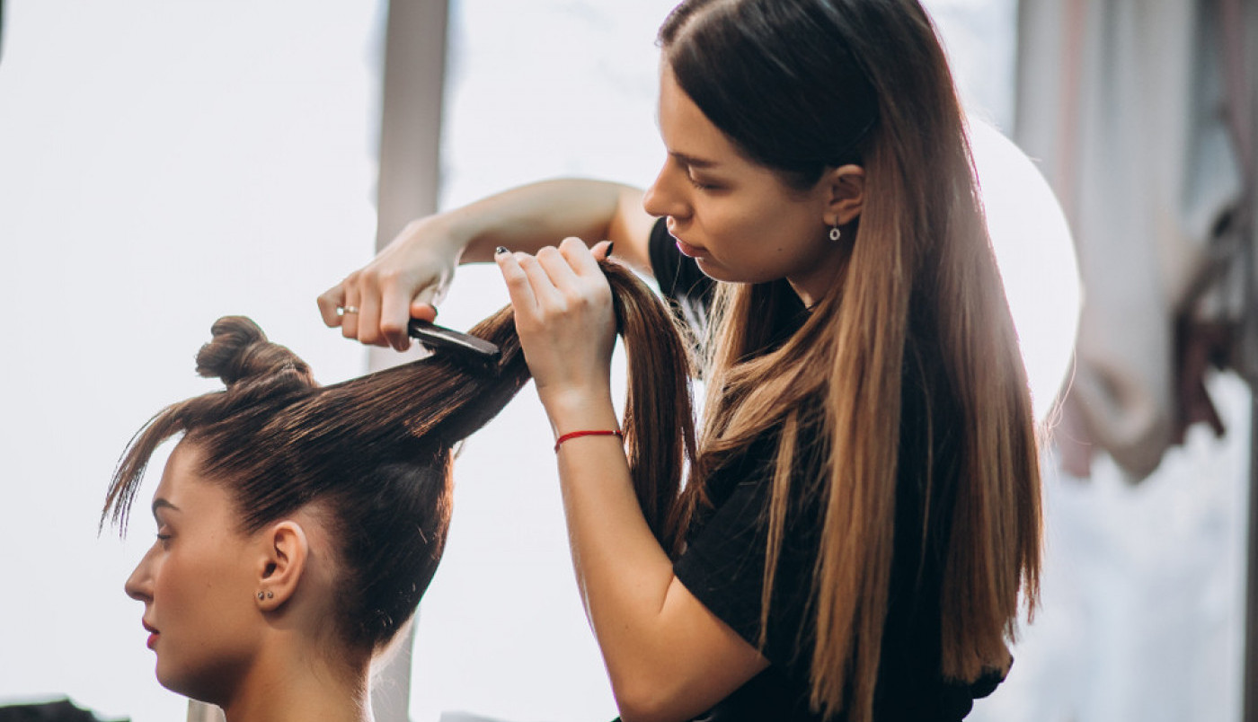 OD OVOGA NAM SE SMUČI ŽIVOT! Frizerka otkrila najskrivenije tajne svoje profesije: 6 stvari koje rade naše mušterije, a zbog kojih nam nije dobro! (FOTO/VIDEO)