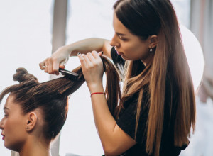 OD OVOGA NAM SE SMUČI ŽIVOT! Frizerka otkrila najskrivenije tajne svoje profesije: 6 stvari koje rade naše mušterije, a zbog kojih nam nije dobro! (FOTO/VIDEO)