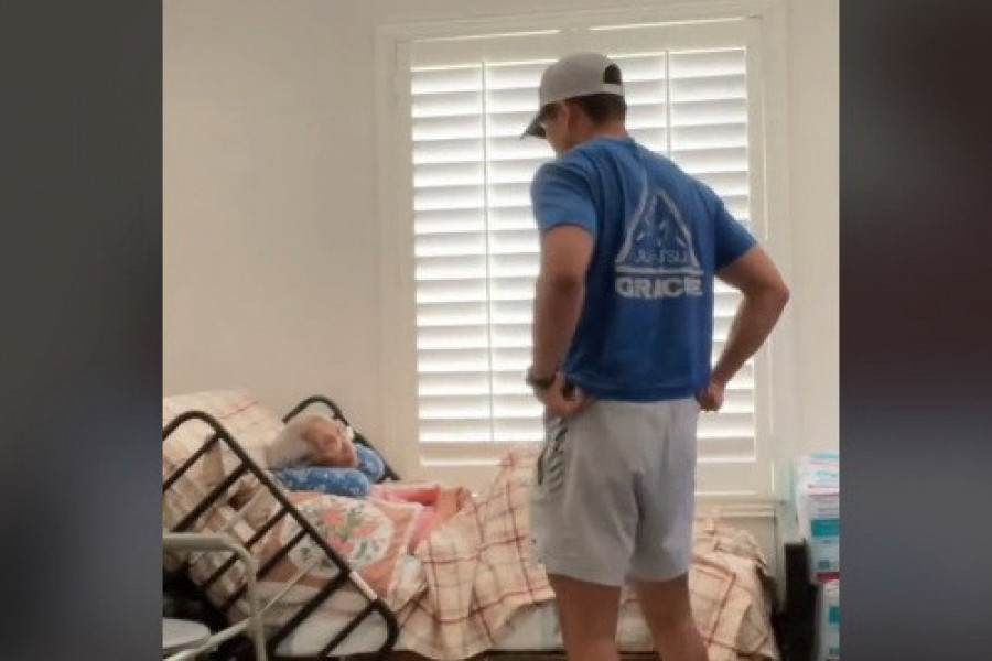 NAČIN NA KOJI OVAJ MLADIĆ ČUVA SVOJU BAKU TERA SUZE NA OČI: Pogledajte na šta je spreman svakoga dana samo da njoj ugodi! (VIDEO)