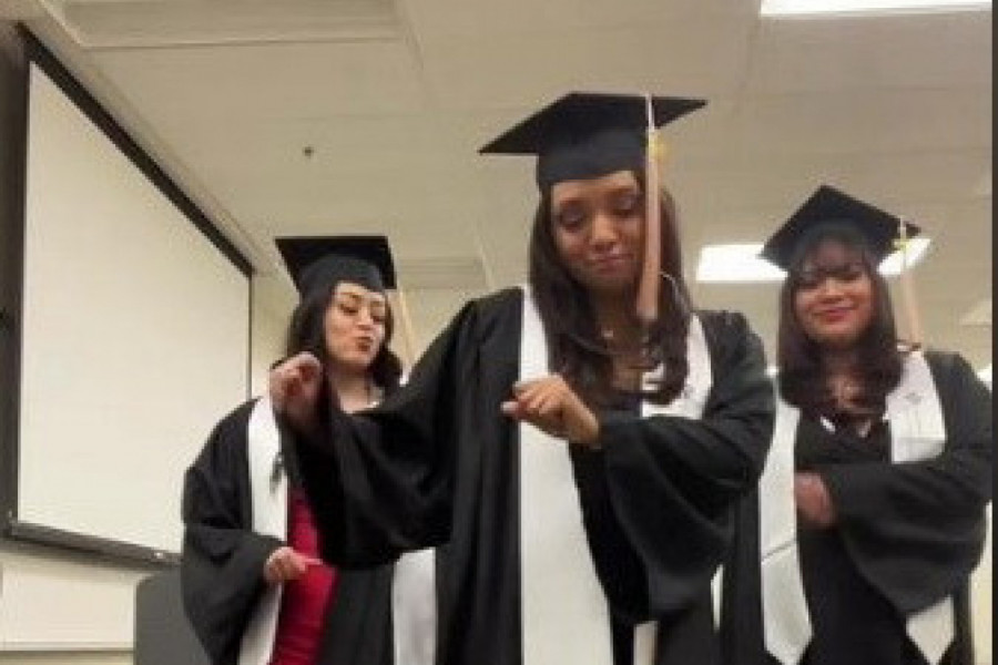 DRUGARICE SU HTELE DA SA NJIMA PLEŠE NA DAN DIPLOMIRANJA, ali ona je odjednom vrisnula i uhvatila se za stomak! Nisu mogle da veruju šta im se dešava pred očima! (VIDEO)