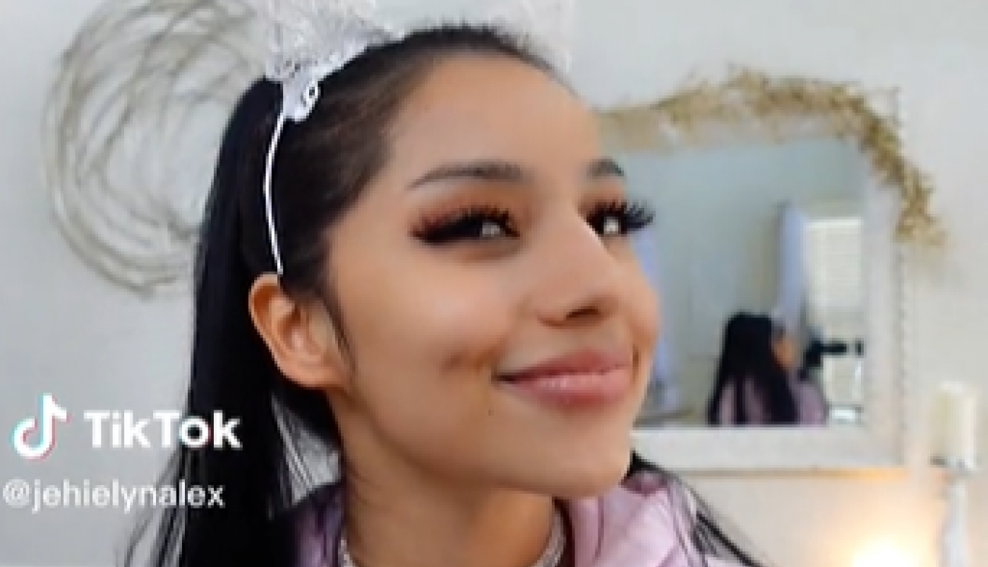 DOŠLA JE NA RUČAK SA MAMOM SVOG DEČKA: Kada je raskopčala kaput usledio je ŠOK! (VIDEO)