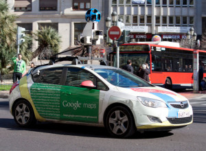 GUGLOV AUTOMOBIL SNIMIO JEZIVU SCENU: Mrtav čovek nasred ulice, niko ne reaguje! (VIDEO)