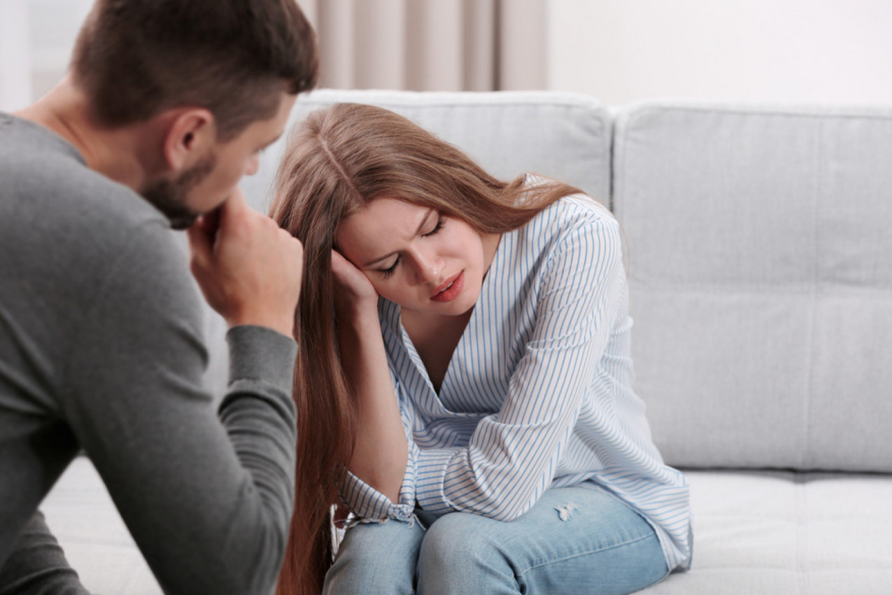 OŽENJENI KOMŠIJA MI JE DANIMA SLAO ZAVODLJIVE PORUKE: Počeo je da se zaljubljuje u mene, a onda mi je stigao SMS s njegovog broja koji me je šokirao!