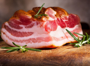 SLANINA MOŽE IZAZVATI RAK? Naučnici došli do zastrašujućih saznanja, traže da se odmah zabrani ovaj proizvod! (FOTO)