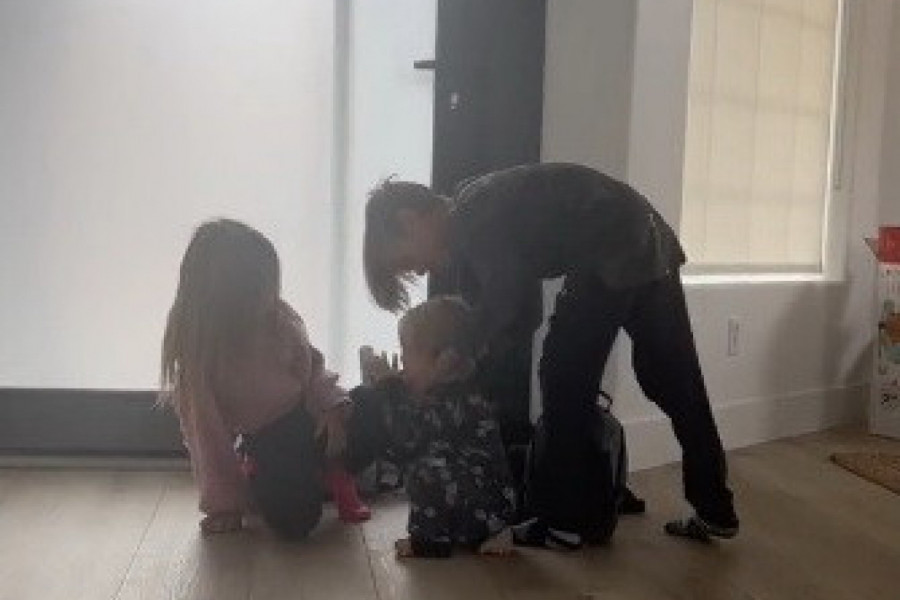 VRATILI SU SE IZ ŠKOLE, A NA PRAGU IH JE DOČEKAO MALI BRAT: Ono što su videli ostavilo ih je u potpunom šoku! (VIDEO)