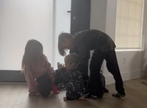 VRATILI SU SE IZ ŠKOLE, A NA PRAGU IH JE DOČEKAO MALI BRAT: Ono što su videli ostavilo ih je u potpunom šoku! (VIDEO)