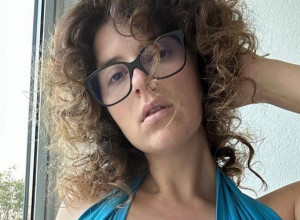 POBEGLA IZ DRŽAVE ZBOG POREZA PA SADA SNIMA FILM ZA ODRASLE: Lepotica balkanskih korena zaludela je muškarce svojim ogromnim grudima, a sada ide do kraja (FOTO)