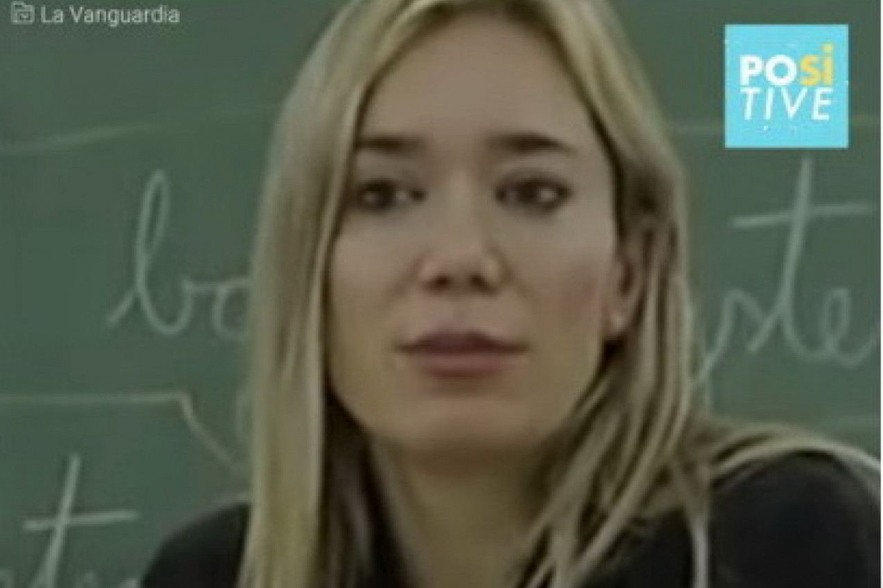 PROFESORKA JE UŠLA U UČIONICU I RASKOPČALA BELI MANTIL: Usledio je šok, pojedina deca nisu mogla da suzdrže vrisak! (VIDEO)