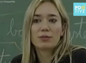 PROFESORKA JE UŠLA U UČIONICU I RASKOPČALA BELI MANTIL: Usledio je šok, pojedina deca nisu mogla da suzdrže vrisak! (VIDEO)