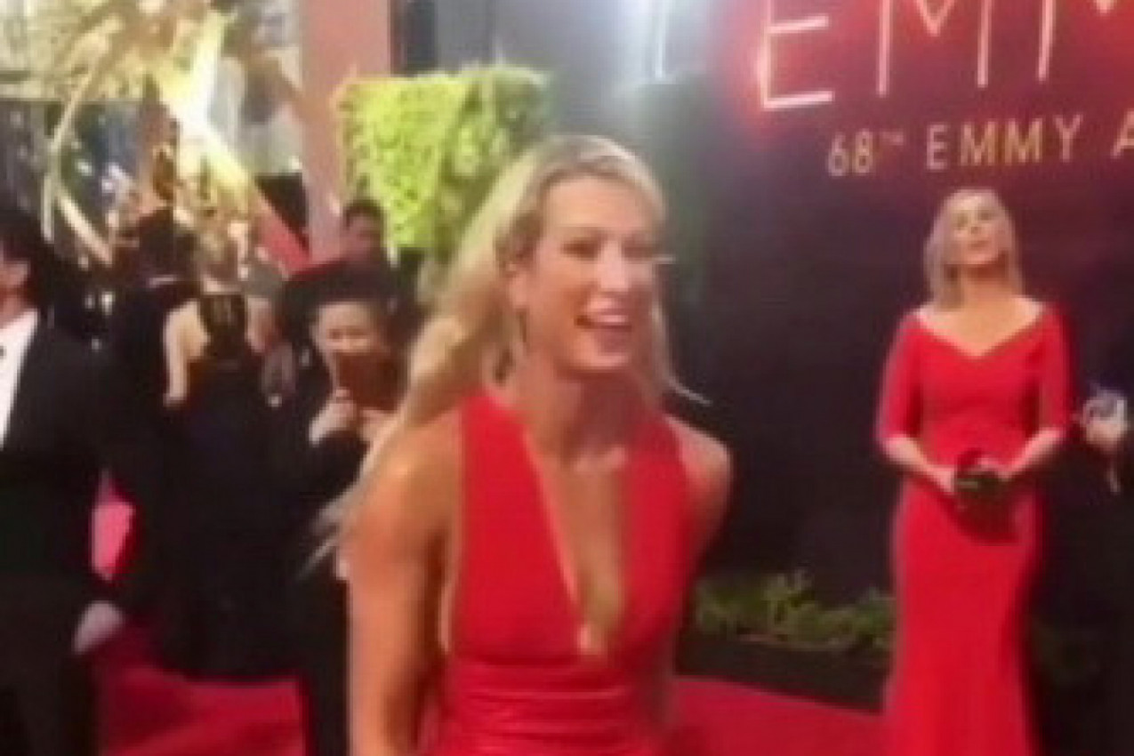 SVI SU HODALI CRVENIM TEPIHOM I POZIRALI, A ONDA SE POJAVILA ONA: Odjednom se okrenula naglavačke, sevnule su noge, ljudi su u šoku gledali šta se dešava! (VIDEO)