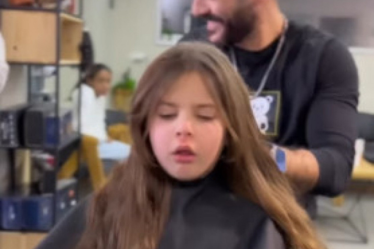 SVI SU GLEDALI U PRELEPO DETE SA LOKNAMA, kada je frizer uzeo makaze u ruke usledilo je saznanje koje niko nije očekivao (VIDEO)