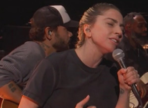 SVI SU BRUJALI O NJOJ KADA JE RASTAVILA JEDAN OD NAJATRAKTIVNIJIH PAROVA NA SVETU: A evo šta je sada Lejdi Gaga uradila, Holivud zanemeo! (VIDEO)