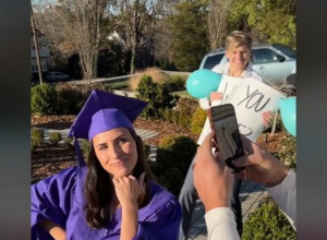 PROSLAVLJALA JE DIPLOMIRANJE NI NE SLUTEĆI ŠTA DEČKO IZA NJE RADI, kada je videla fotografije umalo nije pala u nesvest od šoka (VIDEO)