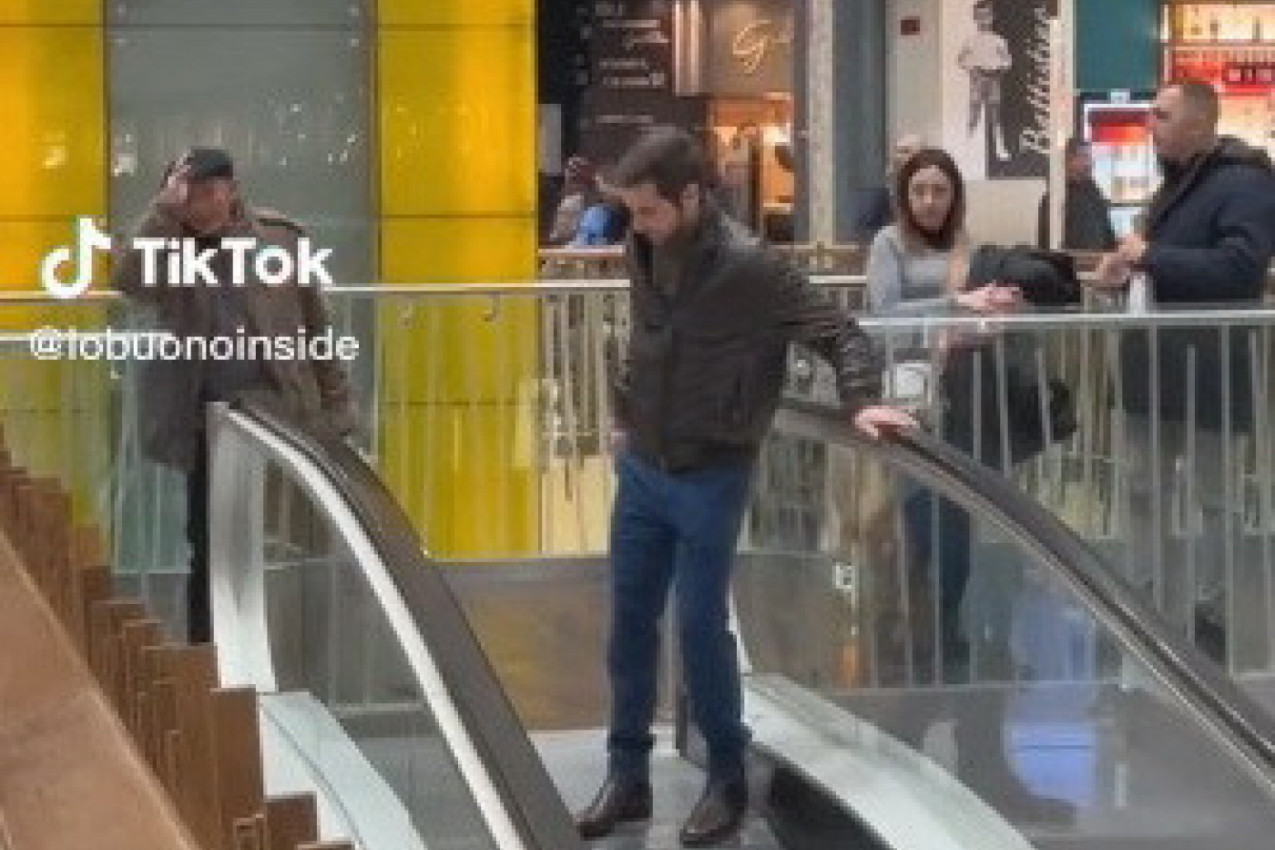 SVI SU U SUZAMA GLEDALI OVAJ SNIMAK: Muškarac nije mogao da siđe pokretnim stepenicama, prišao mu je jedan čovek i uradio nešto čemu se niko nije nadao (VIDEO)