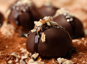 BRZI KOLAČ BEZ PEČENJA: Praline sa čokoladom i rumom tope se već na prvi zalogaj!